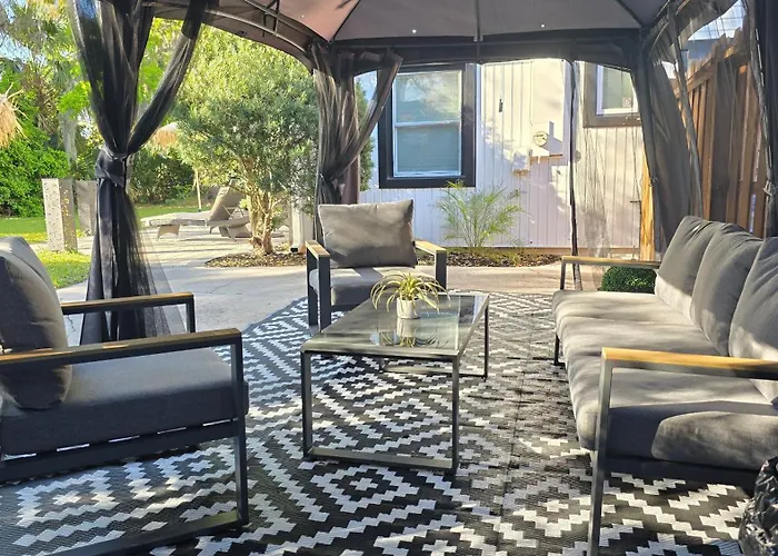 904 Nomads Nest Mid-Century Modern Entertainment Home With Cabin Vibes, 2 Mega Gamerooms, Pingpong, Pooltable, Gym, Patio